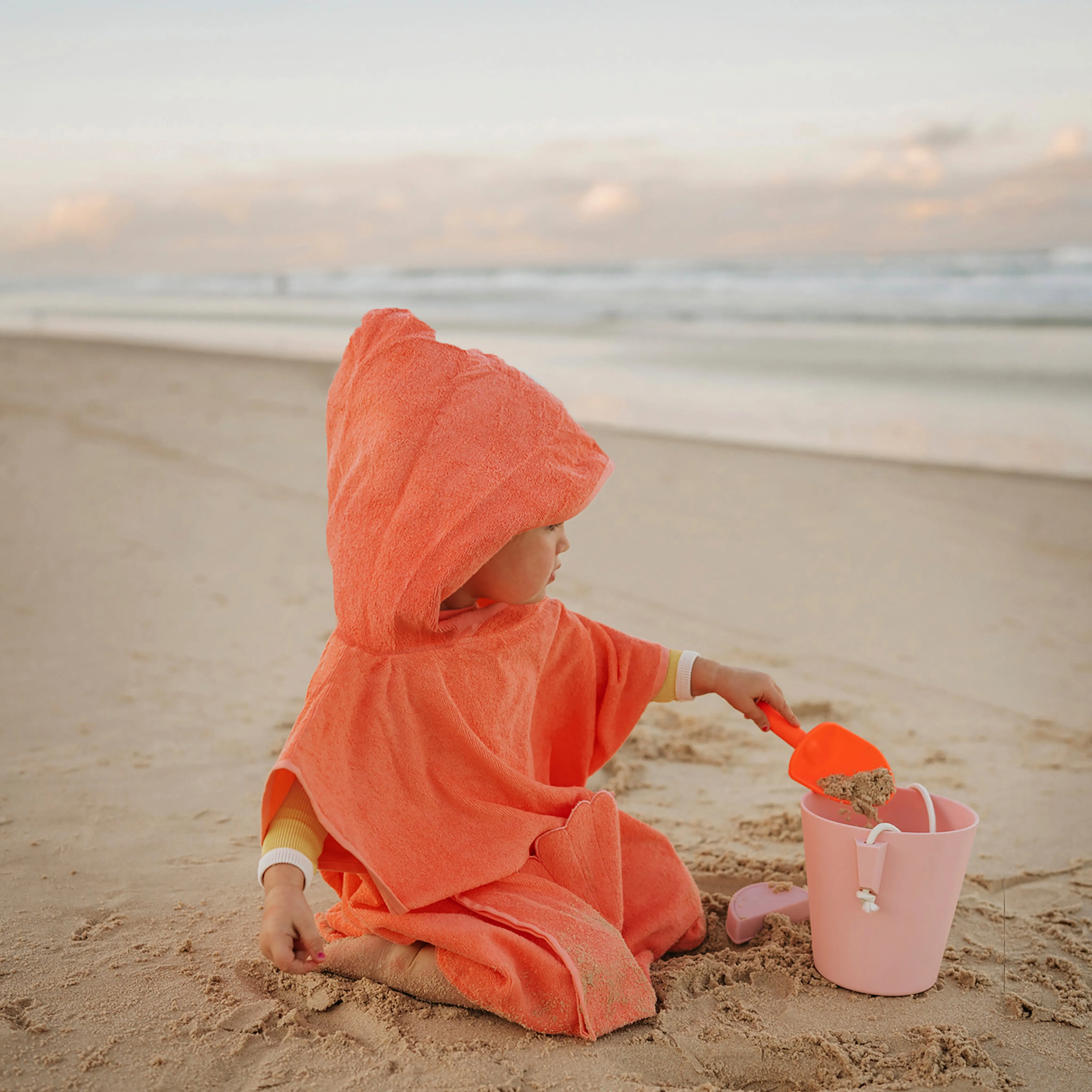 SUNNYLiFE Beach Hooded Towel Ocean Treasure Neon Rose
