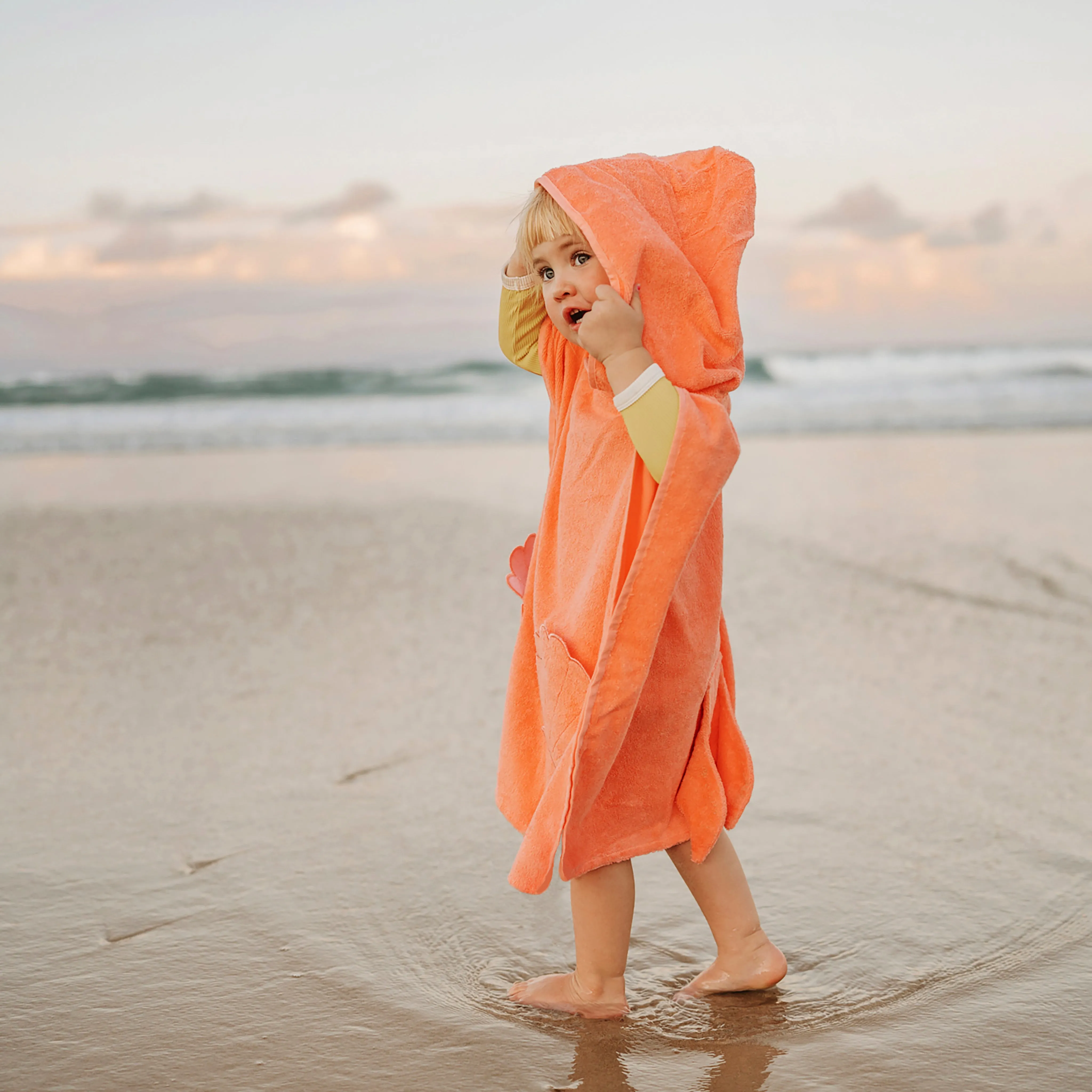 SUNNYLiFE Beach Hooded Towel Ocean Treasure Neon Rose