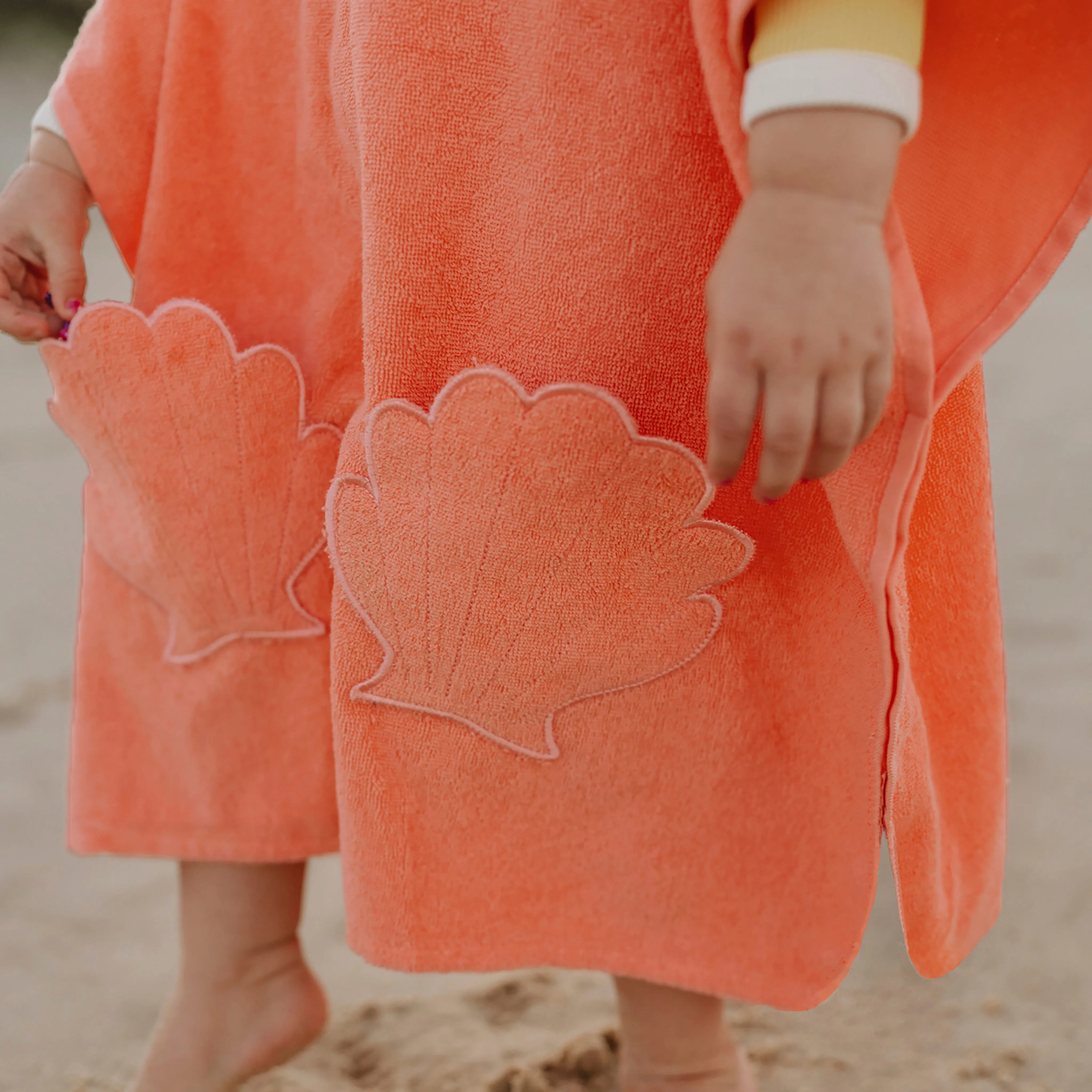 SUNNYLiFE Beach Hooded Towel Ocean Treasure Neon Rose